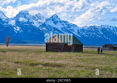 Eine wunderschöne verlassene Scheune mit Bergketten im Hintergrund in Mt. Teton National Park in Wyoming, USA Stockfoto