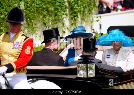 Königin Camilla, der Prinz von Wales und der Earl and Countess of Halifax kommen mit der Kutsche am zweiten Tag von Royal Ascot auf der Ascot Racecourse in Berkshire an. Bilddatum: Mittwoch, 19. Juni 2024. Stockfoto