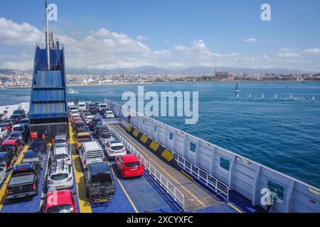 Palma de Mallorca, Spanien - 18. Mai 2024: Pkw auf einer Passagierfähre, die aus dem Hafen von Palma, Balearen, Spanien, fährt Stockfoto