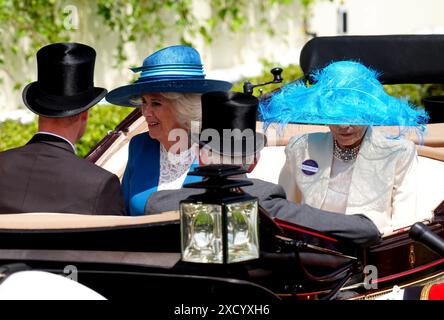 Königin Camilla, der Prinz von Wales und der Earl and Countess of Halifax kommen mit der Kutsche am zweiten Tag von Royal Ascot auf der Ascot Racecourse in Berkshire an. Bilddatum: Mittwoch, 19. Juni 2024. Stockfoto