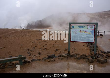 Geothermisches Gebiet in der Nähe des Mývatn-Sees, Nordosten Islands Námafjall. Stockfoto