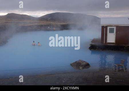 Mann und Frau baden in den Naturbädern von Mývatn, Island Stockfoto