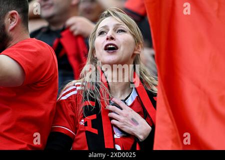 Hamburg, Deutschland. Juni 2024. Fußball, UEFA Euro 2024, Europameisterschaft, Kroatien - Albanien, Vorrunde, Gruppe B, Spieltag 2, Volksparkstadion Hamburg, Eine albanische Fan-Frau. Quelle: Sina Schuldt/dpa/Alamy Live News Stockfoto