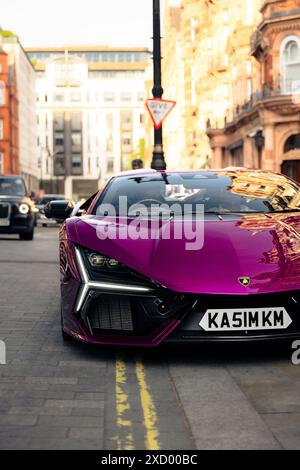 Lamborghini Revuelto auf Viola Bast Stockfoto