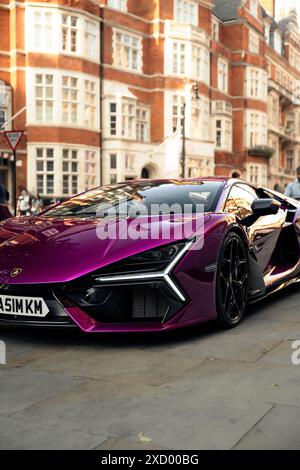 Lamborghini Revuelto auf Viola Bast Stockfoto