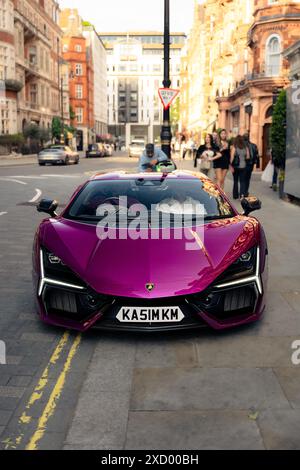 Lamborghini Revuelto auf Viola Bast Stockfoto