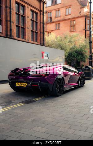 Lamborghini Revuelto auf Viola Bast Stockfoto