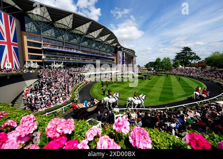 Königin Camilla, der Prinz von Wales und der Earl and Countess of Halifax kommen mit der Kutsche am zweiten Tag von Royal Ascot auf der Ascot Racecourse in Berkshire an. Bilddatum: Mittwoch, 19. Juni 2024. Stockfoto