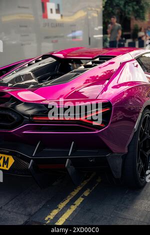 Lamborghini Revuelto auf Viola Bast Stockfoto