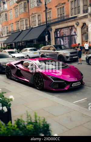 Lamborghini Revuelto auf Viola Bast Stockfoto