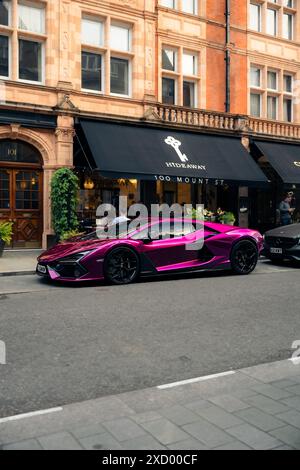 Lamborghini Revuelto auf Viola Bast Stockfoto