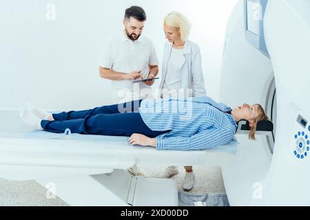 Ärzte, die den Patienten auf die MRT vorbereiten. Arztpraxis spricht Unterstützung für den Patienten im Krankenhaus. Stockfoto