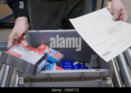 Vorbereitung Bestellung, Bürobedarf im Speicherhaus. Guipuzcoa, Baskenland, Spanien Stockfoto