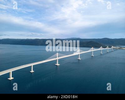 Luftaufnahme der Pelješac-Brücke (Pelješki Most, Mali Ston-Bucht, Komarna, Gespanschaft Dubrovnik-Neretva, Kroatien, Europa). Kabelbrücke. Stockfoto