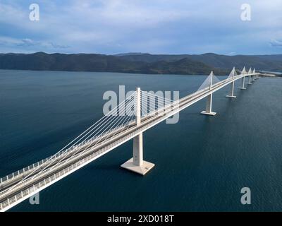 Luftaufnahme der Pelješac-Brücke (Pelješki Most, Mali Ston-Bucht, Komarna, Gespanschaft Dubrovnik-Neretva, Kroatien, Europa). Kabelbrücke. Stockfoto