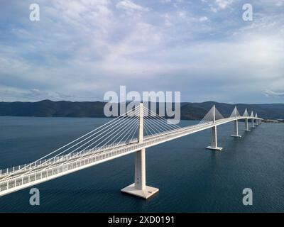 Luftaufnahme der Pelješac-Brücke (Pelješki Most, Mali Ston-Bucht, Komarna, Gespanschaft Dubrovnik-Neretva, Kroatien, Europa). Kabelbrücke. Stockfoto