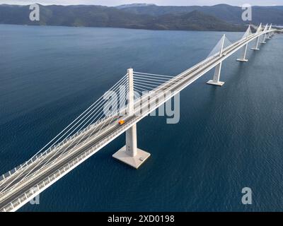 Luftaufnahme der Pelješac-Brücke (Pelješki Most, Mali Ston-Bucht, Komarna, Gespanschaft Dubrovnik-Neretva, Kroatien, Europa). Kabelbrücke. Stockfoto