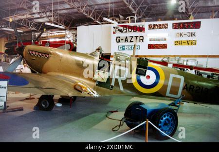 Vickers Supermarine Spitfire Mk. IA-Kampfflugzeug AR213 im Blue Max Museum im Booker, Wycombe Air Park, mit Personal Plane Services im Jahr 1992. Die Spitfire war flugtauglich und wurde auf Flugshows ausgestellt. Trat 1941 der RAF bei und diente bis 1946, bevor sie als G-AIST in Privatbesitz war. Trat auf Flugshows und in Filmen wie The Battle of Britain auf, bevor sie 1990 im Wycombe Air Park im Besitz von PPS war. Derzeit (2024) flugtauglich nach der Restaurierung Stockfoto