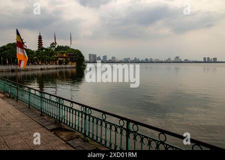 Verlockende, erstaunliche Trấn Quốc-Pagode, Chùa Trấn Quốc, Pagode des Trấn Quốc-Tempels, Ơn der See, Hanoi, Vietnam. Architektur, Arrangement, komplex, Stockfoto
