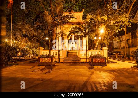 Verführerischer Nachtanblick auf King Le Thai To's Tempel, Eingang zum Schwertsee, Hanoi Altstadt, Vietnam. Entdeckung, schwer fassbar, Augen öffnend, interessant, einzigartig Stockfoto