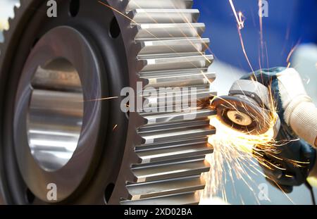 Arbeiter mit Schleifmaschine für Stück, Herstellung von Stahlgetrieben, Zahnrad, mechanische Industrie, Getriebewerk, Gipuzkoa, Baskenland, Spanien Stockfoto
