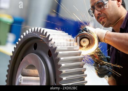 Arbeiter mit Schleifmaschine für Stück, Herstellung von Stahlgetrieben, Zahnrad, mechanische Industrie, Getriebewerk, Gipuzkoa, Baskenland, Spanien Stockfoto