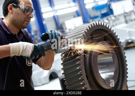 Arbeiter mit Schleifmaschine für Stück, Herstellung von Stahlgetrieben, Zahnrad, mechanische Industrie, Getriebewerk, Gipuzkoa, Baskenland, Spanien Stockfoto