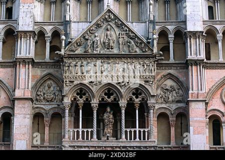 Italien, Emilia Romagna, Ferrara, Kathedrale von San Giorgio, die Loggia mit einer Madonna mit Kind Stockfoto