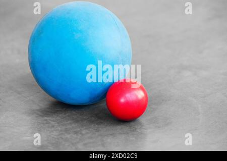 Ball in einem Spiel der Schalen zu gewinnen Stockfoto