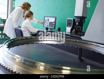 Techniker, die Flugzeugkomponenten überprüfen. Messung eines Stücks im CMM. Koordinatenmessgerät. Innovative Metrologie angewendet. Sariki Metrologie Stockfoto