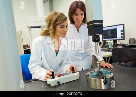 Crysta Apex CMM. Koordinatenmessgerät. Maßmessgerät warten. Innovative Metrologie angewendet. Sariki Metrologie. Elgoibar. Gipuzk Stockfoto