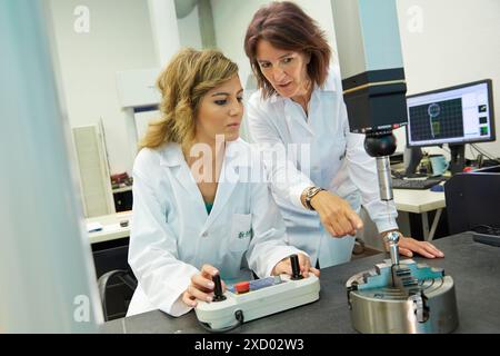 Crysta Apex CMM. Koordinatenmessgerät. Maßmessgerät warten. Innovative Metrologie angewendet. Sariki Metrologie. Elgoibar. Gipuzk Stockfoto