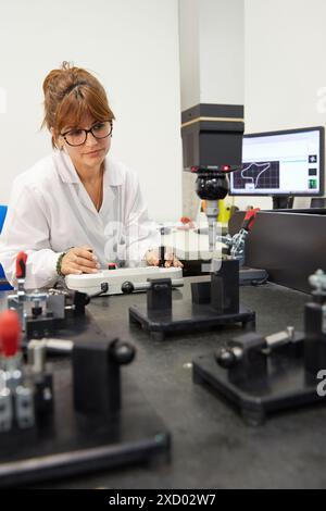 Crysta Apex CMM. Koordinatenmessgerät. Technische Einstellwerkzeuge. Innovative Metrologie angewendet. Sariki Metrologie. Elgoibar. Gipuzkoa. Baskisch C Stockfoto