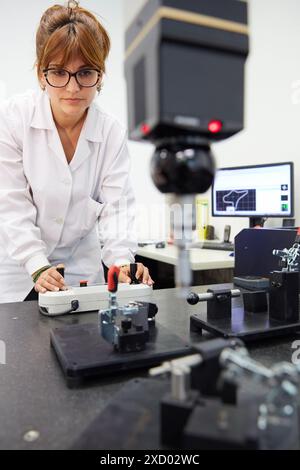 Crysta Apex CMM. Koordinatenmessgerät. Technische Einstellwerkzeuge. Innovative Metrologie angewendet. Sariki Metrologie. Elgoibar. Gipuzkoa. Baskisch C Stockfoto