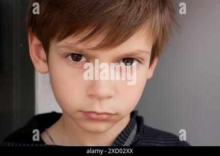 Porträt eines ernsthaften, verärgerten kleinen Jungen Stockfoto