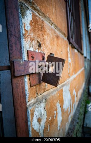 Sicherheitsschloss aus rostigem Metall an der Brick Wall mit eingeschränktem Zugang zum Internet, Sicherheitskonzept, kein Zugangsgeheimnis Stockfoto