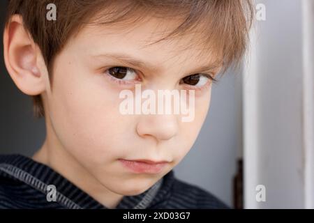 Porträt eines ernsthaften, verärgerten kleinen Jungen Stockfoto