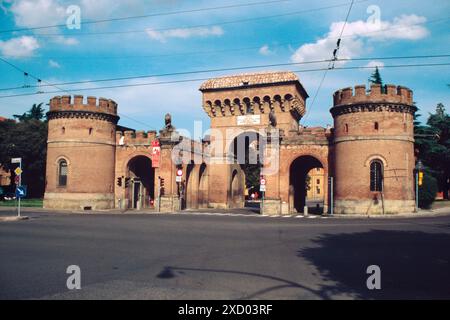 Italien, Emilia Romagna, Bologna, Porta Saragozza, eines der alten Tore in der Stadt. Stockfoto