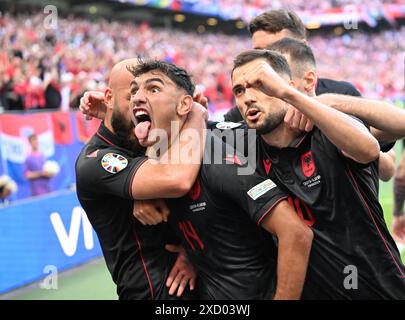 Hamburg. Juni 2024. Qazim Laci (2. L) aus Albanien feiert nach einem Treffer beim Gruppenspiel der UEFA Euro 2024 zwischen Kroatien und Albanien am 19. Juni 2024 in Hamburg. Quelle: Xiao Yijiu/Xinhua/Alamy Live News Stockfoto