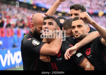 Hamburg. Juni 2024. Qazim Laci (2. L) aus Albanien feiert nach einem Treffer beim Gruppenspiel der UEFA Euro 2024 zwischen Kroatien und Albanien am 19. Juni 2024 in Hamburg. Quelle: Xiao Yijiu/Xinhua/Alamy Live News Stockfoto