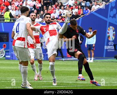 Hamburg. Juni 2024. Josip Sutalo (2. R) aus Kroatien streitet mit Kristjan Asllani (1. R) aus Albanien während des Gruppenspiels der UEFA Euro 2024 zwischen Kroatien und Albanien am 19. Juni 2024 in Hamburg. Quelle: Xiao Yijiu/Xinhua/Alamy Live News Stockfoto