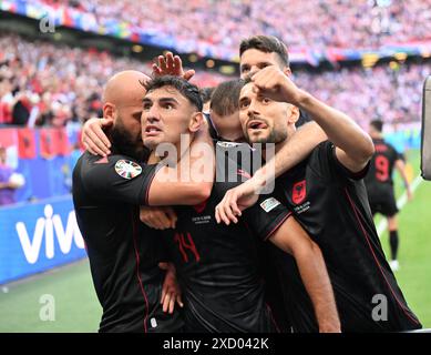 Hamburg. Juni 2024. Qazim Laci (2. L) aus Albanien feiert nach einem Treffer beim Gruppenspiel der UEFA Euro 2024 zwischen Kroatien und Albanien am 19. Juni 2024 in Hamburg. Quelle: Xiao Yijiu/Xinhua/Alamy Live News Stockfoto