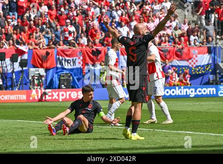 Hamburg. Juni 2024. Berat Djimsiti (1. L) aus Albanien reagiert beim Gruppenspiel der UEFA Euro 2024 zwischen Kroatien und Albanien am 19. Juni 2024 in Hamburg. Quelle: Ren Pengfei/Xinhua/Alamy Live News Stockfoto