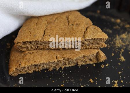 Nahaufnahme der traditionellen estnischen Gerstenschnecke (Odrakarask) in schwarzer Keramikform mit einem weißen Küchentuch Stockfoto