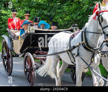 Ascot, Großbritannien, 19. Juni 2024. Königin Camilla und Prinz William, Prinz von Wales, führen den traditionellen Kutschenzug von Windsor über die grünen Straßen von Berkshire zur Rennbahn für den zweiten Tag von Royal Ascot. Sie wurden von dem Earl und der Gräfin von Halifax in die Führungswagen aufgenommen. Quelle: MartinJPalmer/Alamy Live News Stockfoto