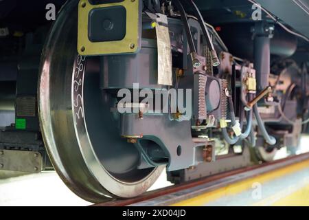 Eisenbahnräder. Montage-Werkstatt-Straßenbahnen. Herstellung von Zügen. Stockfoto