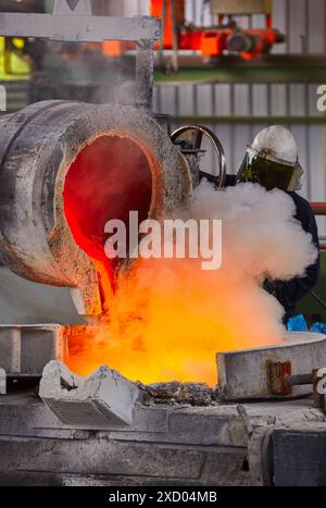 Gegossene Metall, Stahlgießerei, schmelzen, gießen. Navarra. Spanien Stockfoto