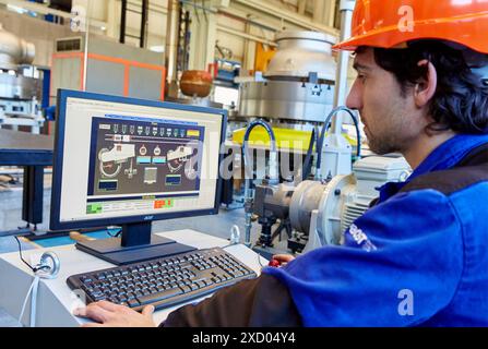 Steuerung, automatisierte Installation für die Bearbeitung von Teilen, Bearbeitungszentrum, CNC, Vertikaldrehmaschine, Konstruktion, Herstellung und Montage von Werkzeugmaschinen, GIP Stockfoto