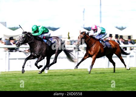 Running Lion, der von Jockey Oisin Murphy (links) auf dem Weg zum Duke of Cambridge Stakes am zweiten Tag des Royal Ascot auf der Ascot Racecourse in Berkshire geritten wurde. Bilddatum: Mittwoch, 19. Juni 2024. Stockfoto