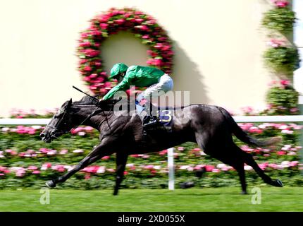 Running Lion, der von Jockey Oisin Murphy geritten wird, gewinnt den Duke of Cambridge Stakes am zweiten Tag des Royal Ascot auf der Ascot Racecourse in Berkshire. Bilddatum: Mittwoch, 19. Juni 2024. Stockfoto